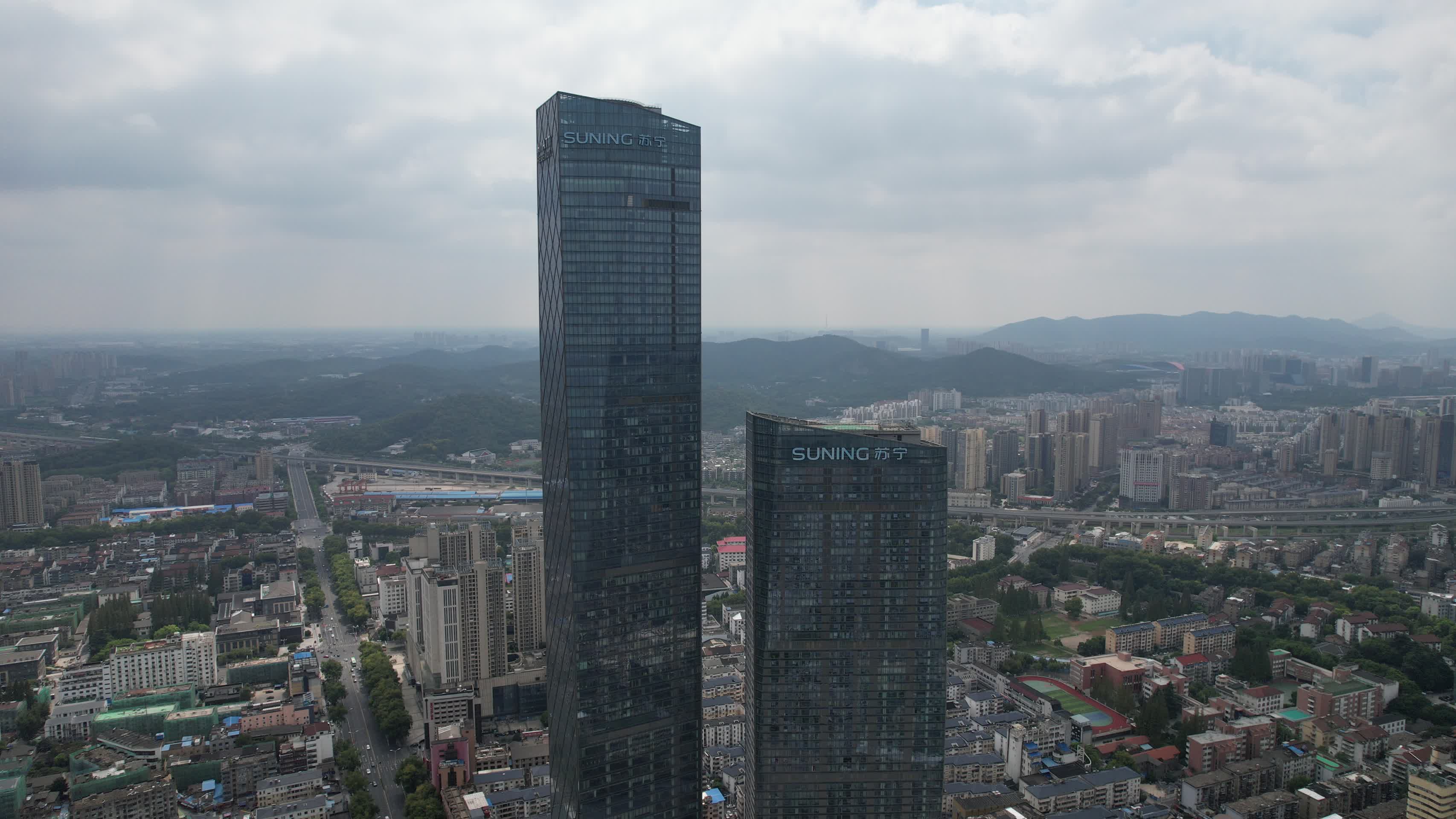 江苏镇江苏宁广场地标建筑航拍视频的预览图