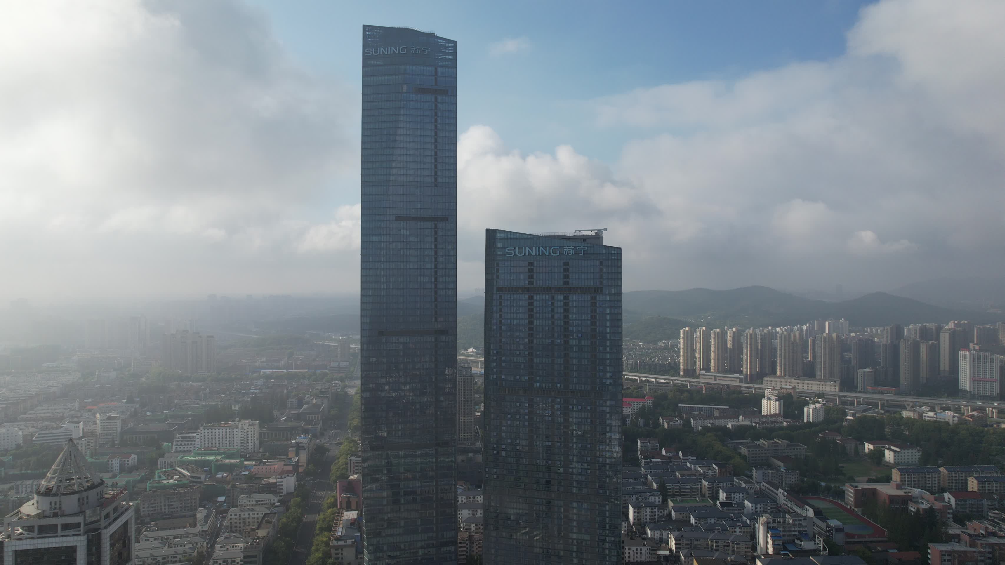 江苏镇江苏宁广场地标建筑航拍视频的预览图