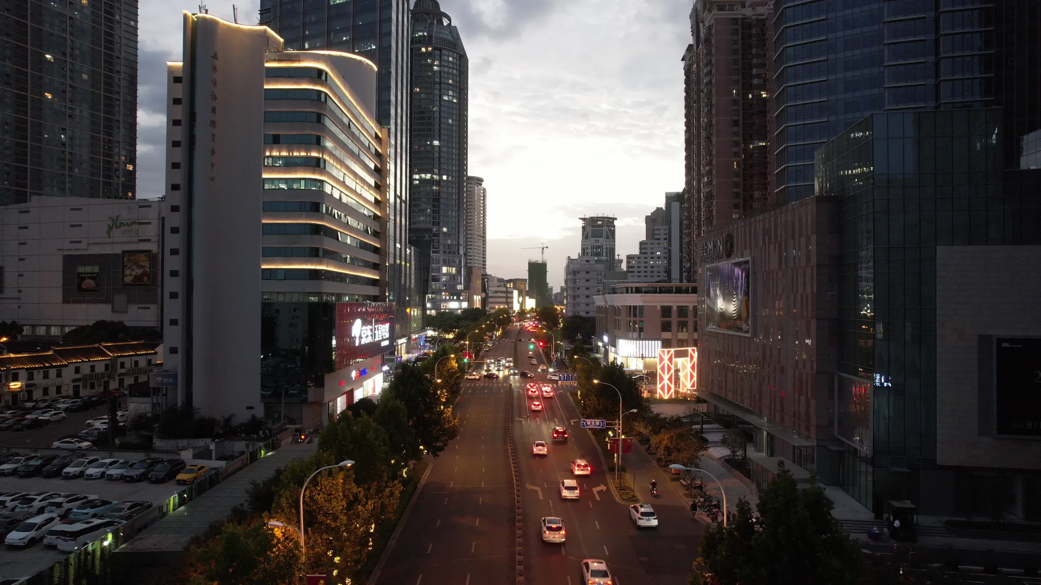 江苏无锡城市夜幕降临航拍视频的预览图