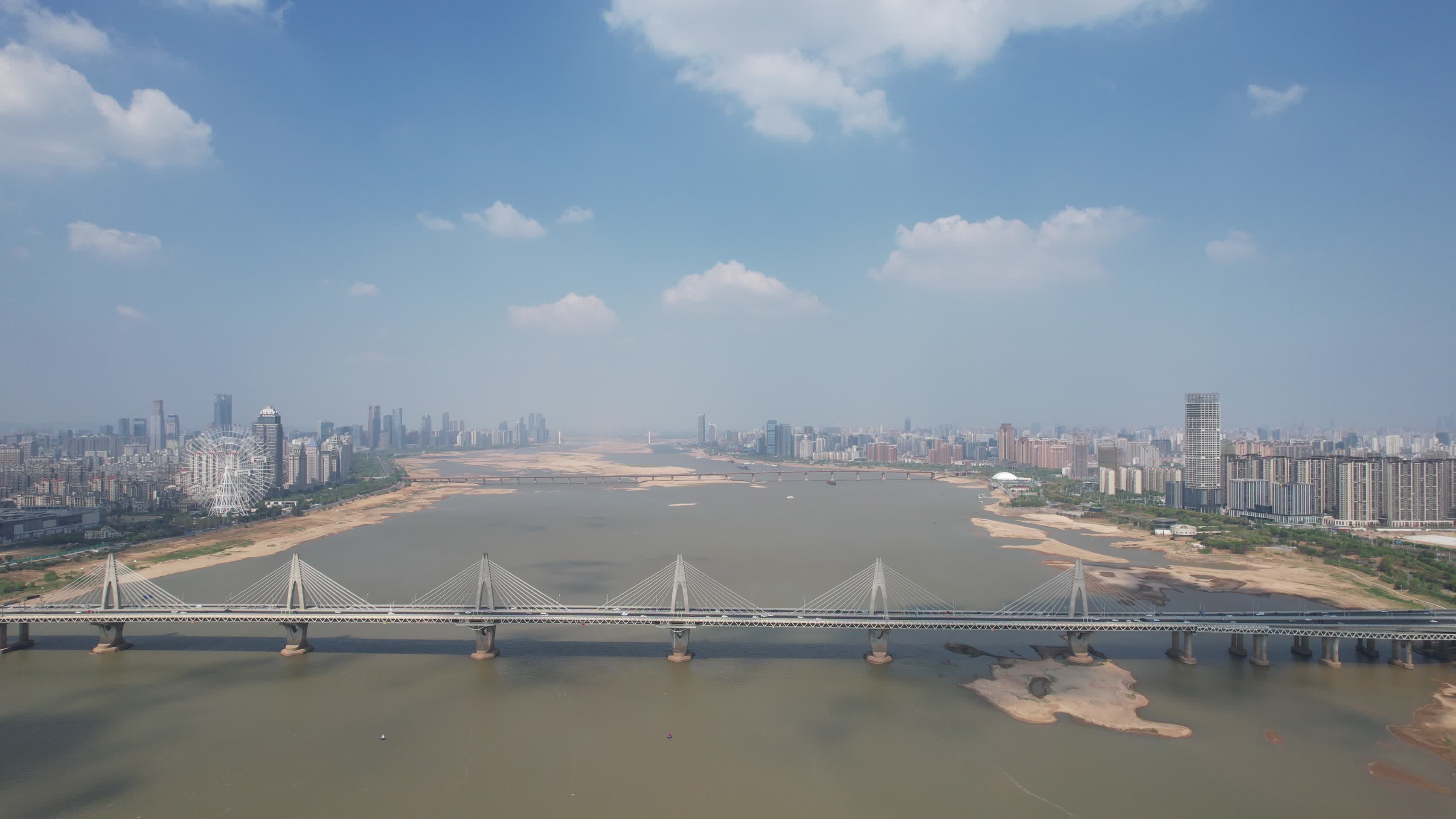 江西南昌朝阳大桥交通航拍视频的预览图