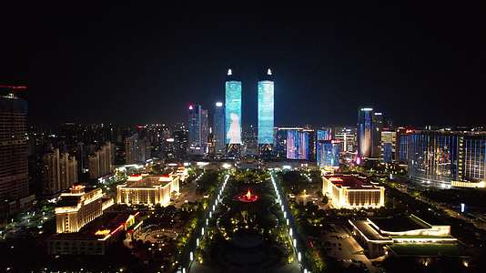 江西南昌绿地中心双子塔夜景灯光航拍视频的预览图