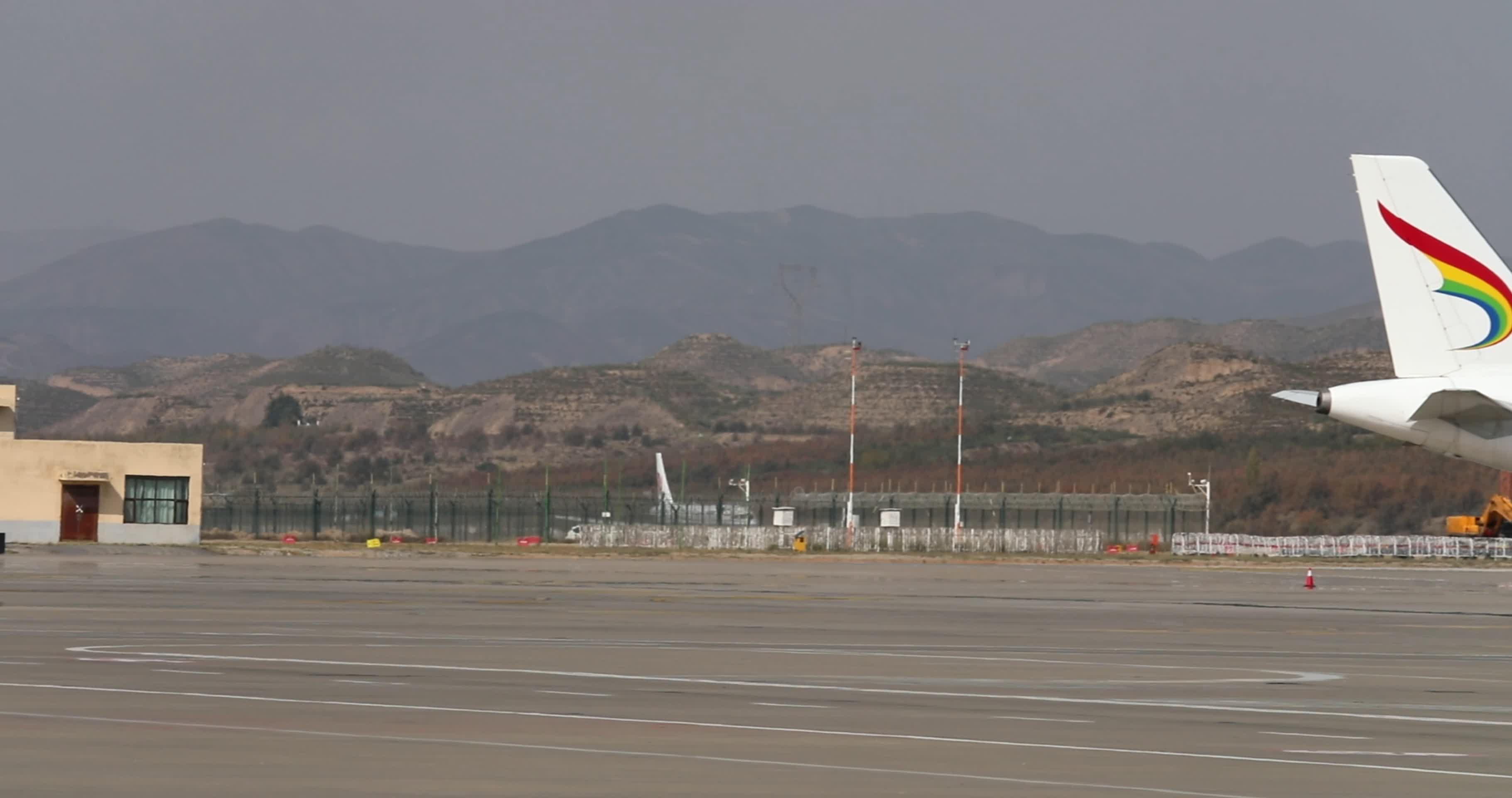 飞机起飞降落国航四川航西宁机场飞行区内视频的预览图