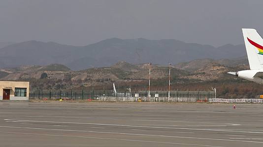 飞机起飞降落国航四川航西宁机场飞行区内视频的预览图