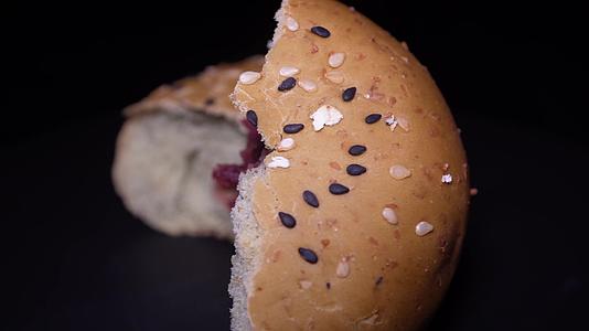 粗粮杂粮豆沙欧包面包代餐早点视频的预览图