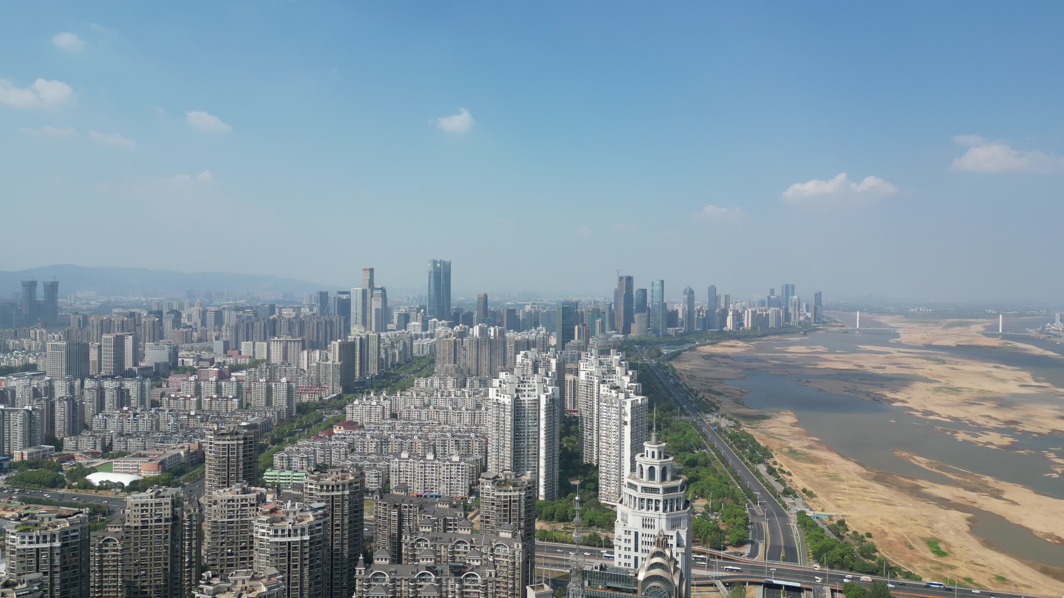 江西南昌城市蓝天白云天际线视频的预览图