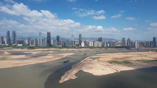 江西南昌城市蓝天白云天际线航拍视频的预览图