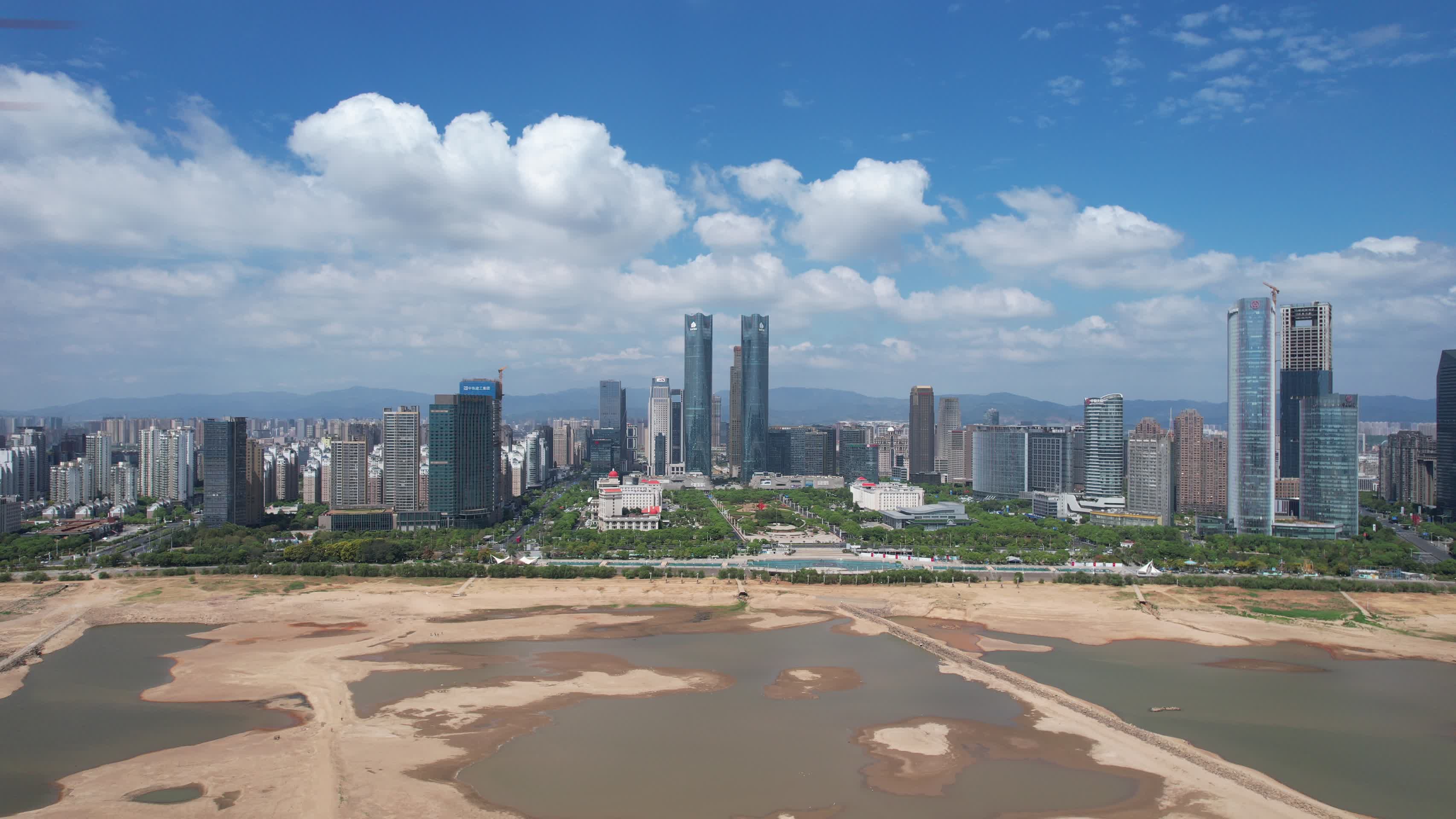 江西南昌城市蓝天白云天际线航拍视频的预览图