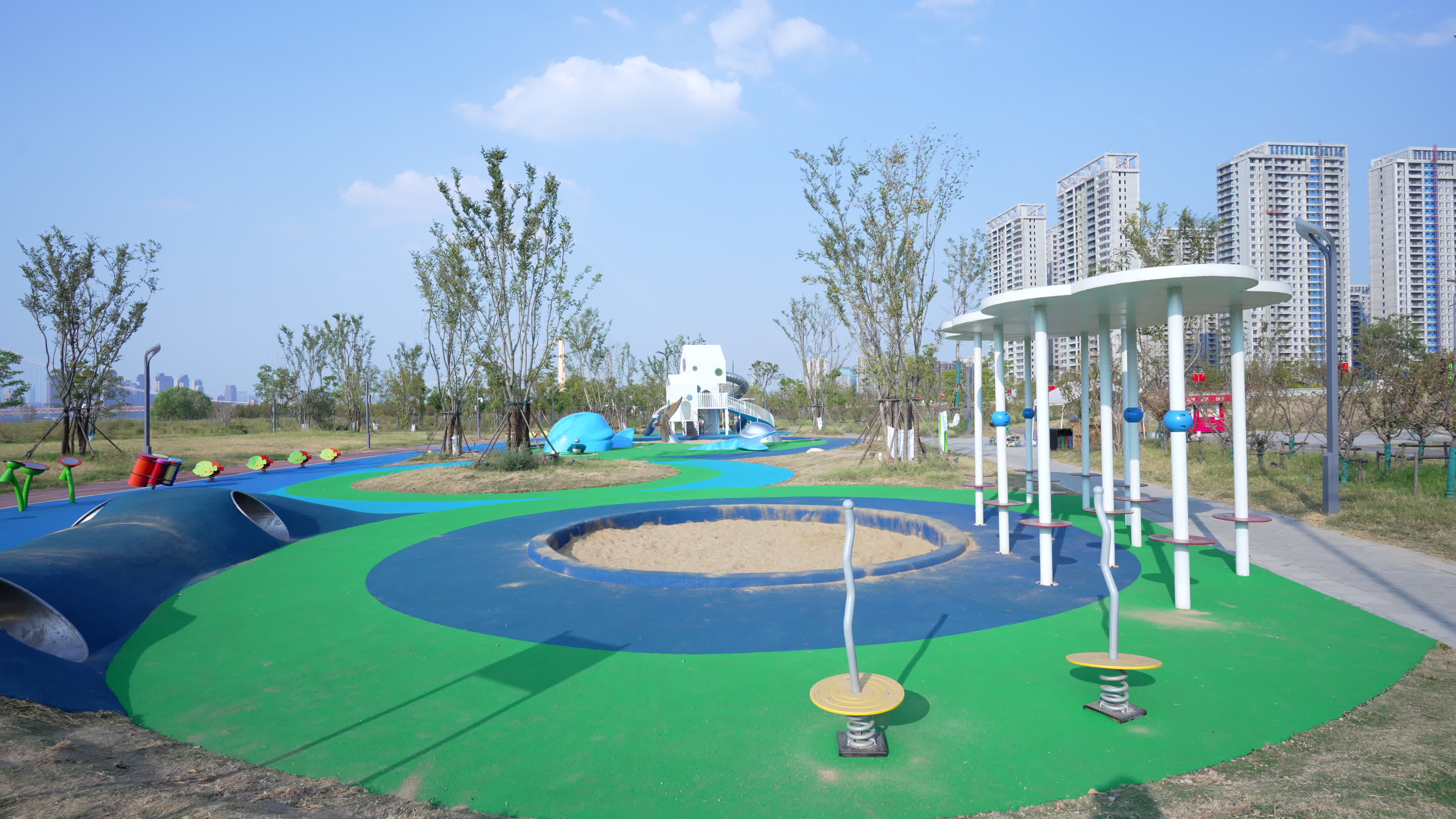 武汉洪山区洪山江滩公园游乐园视频的预览图