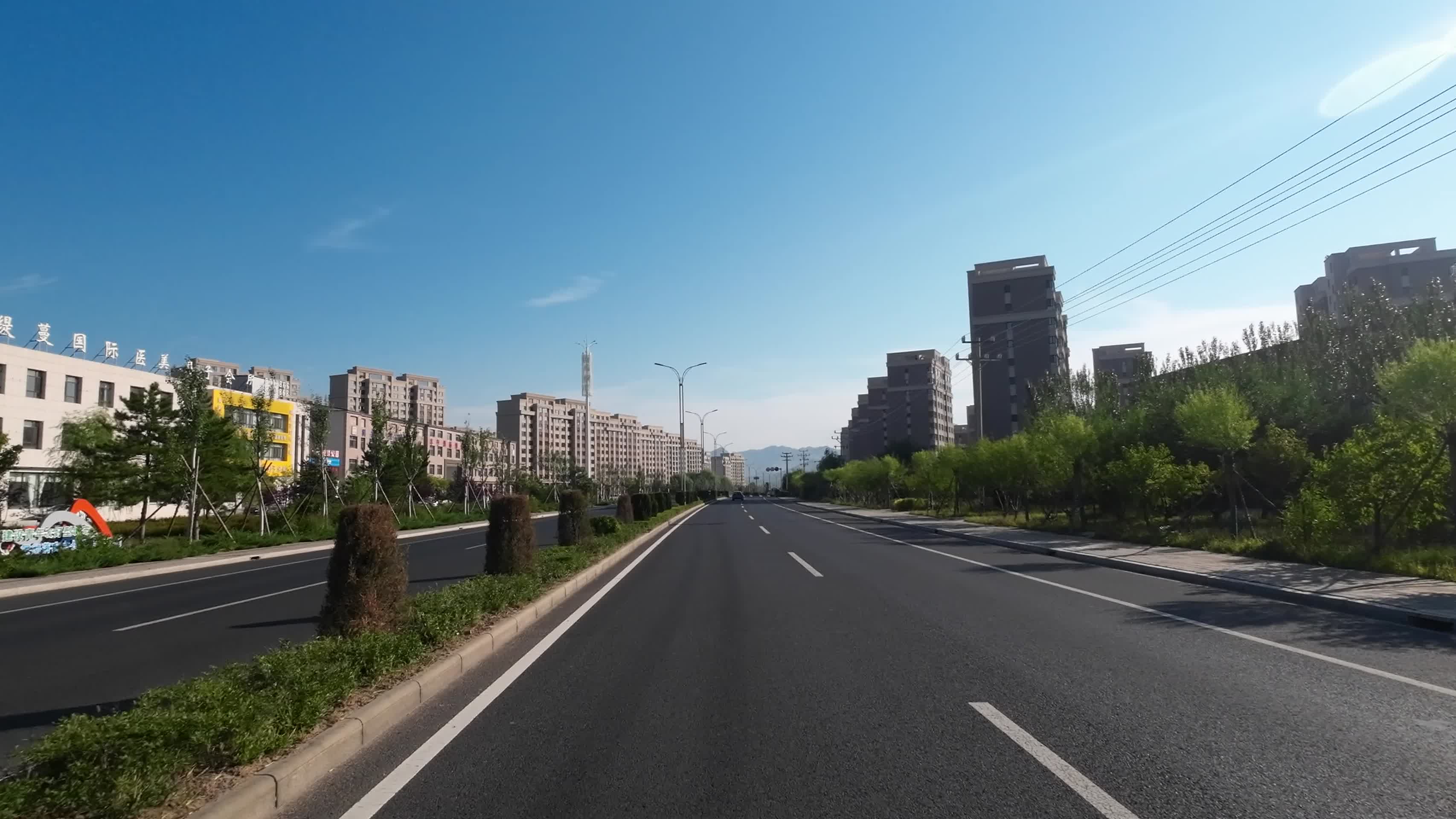 城市郊区车窗外风景视频的预览图