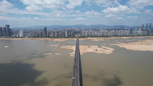 江西南昌赣江南昌大桥航拍视频的预览图
