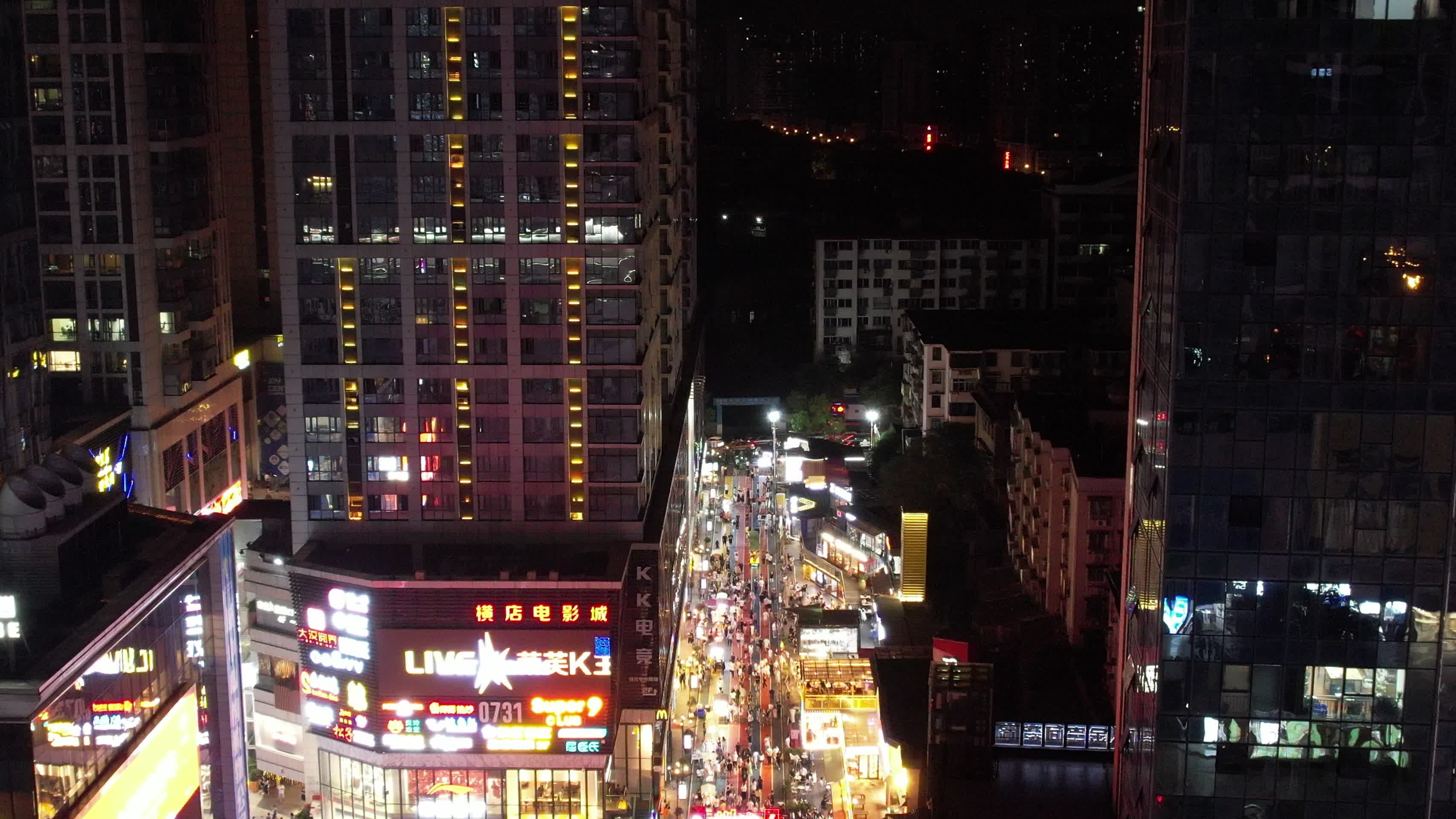 城市夜景步行街人流航拍视频的预览图
