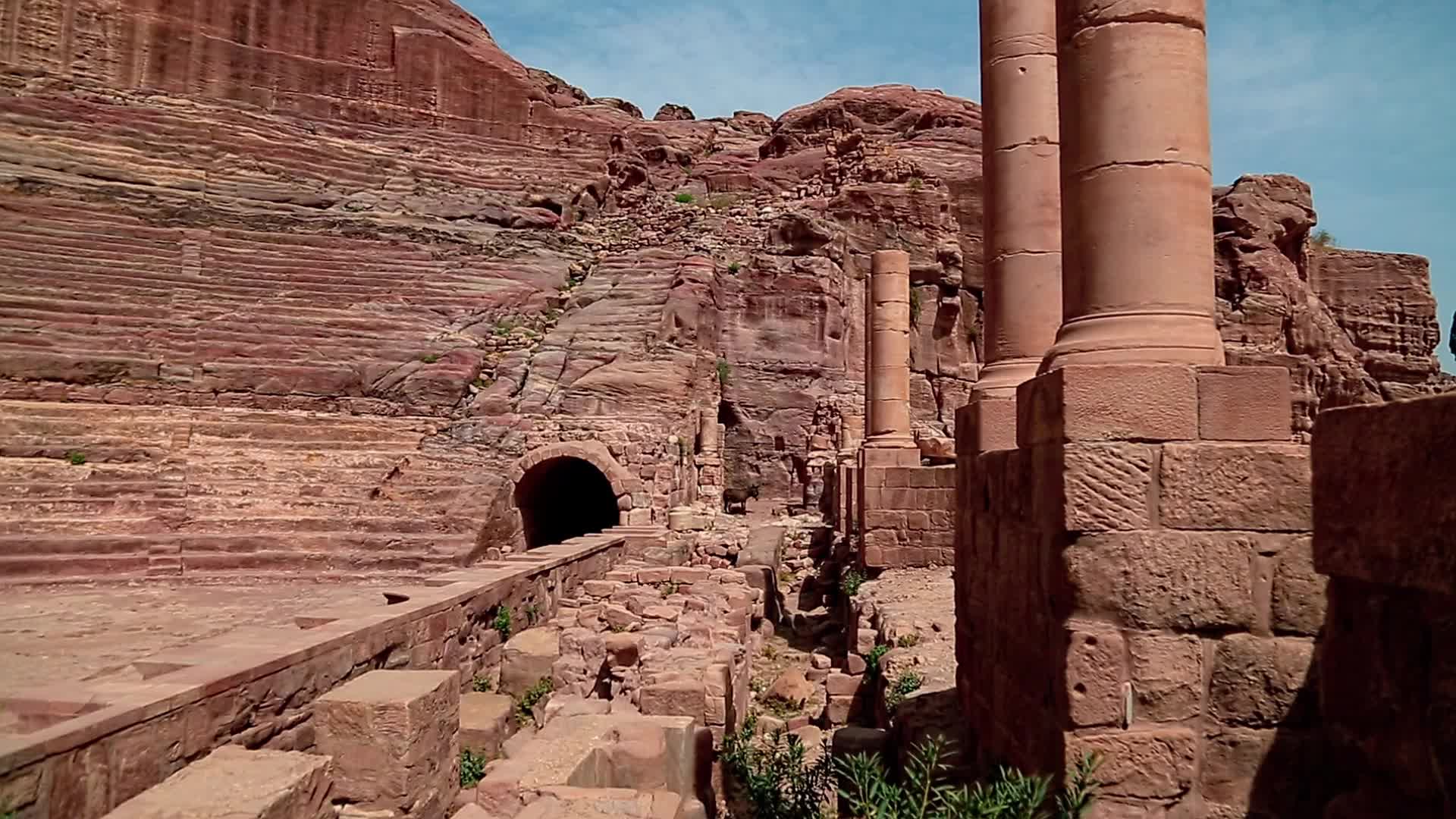 荒漠中的佩特拉古城视频的预览图
