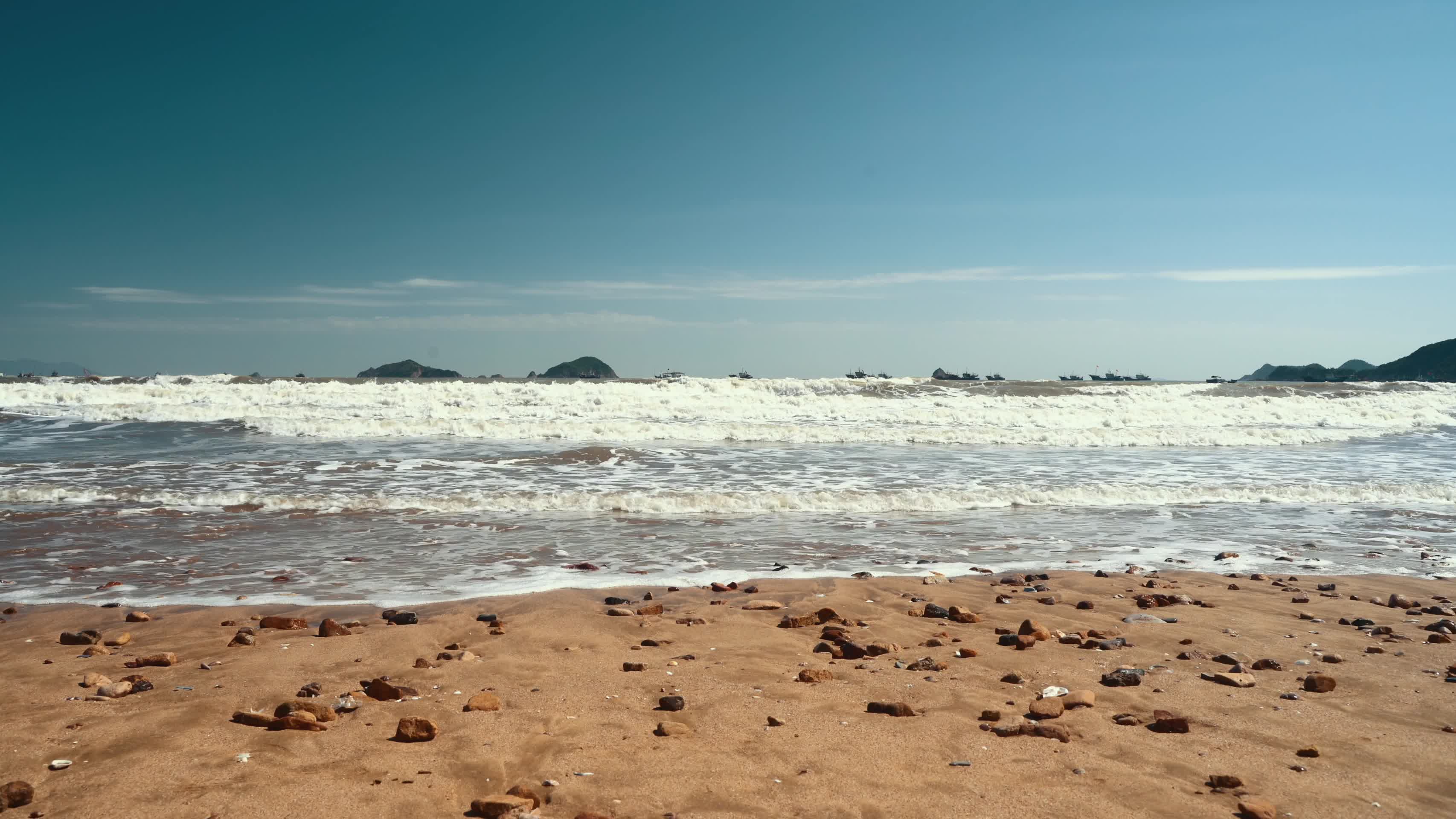 海浪海景美丽的海滩视频的预览图