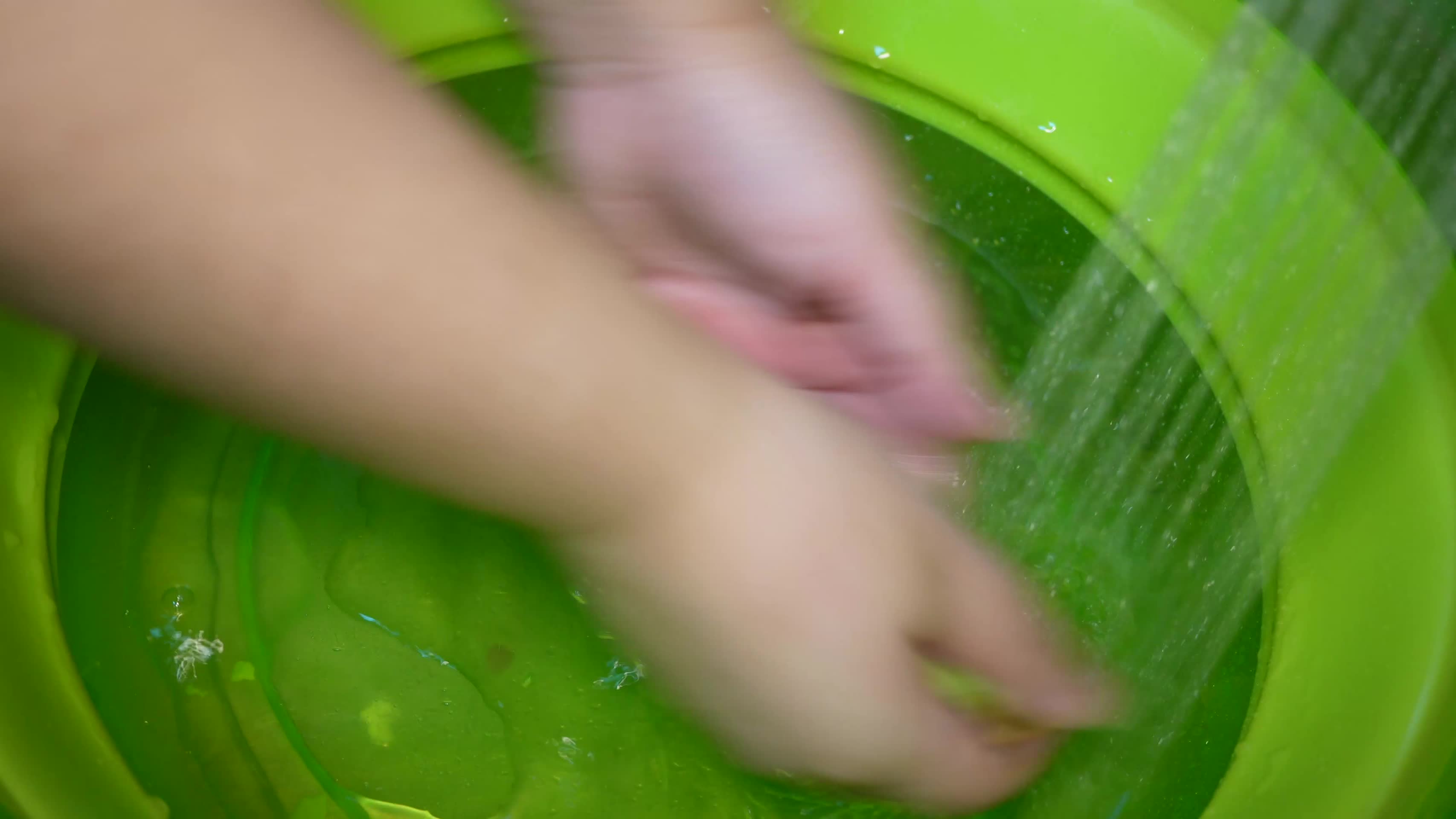 刷洗黄瓜切黄瓜片做饭视频的预览图