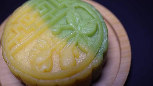 双色水晶冰沙绿豆糕甜品甜点视频的预览图