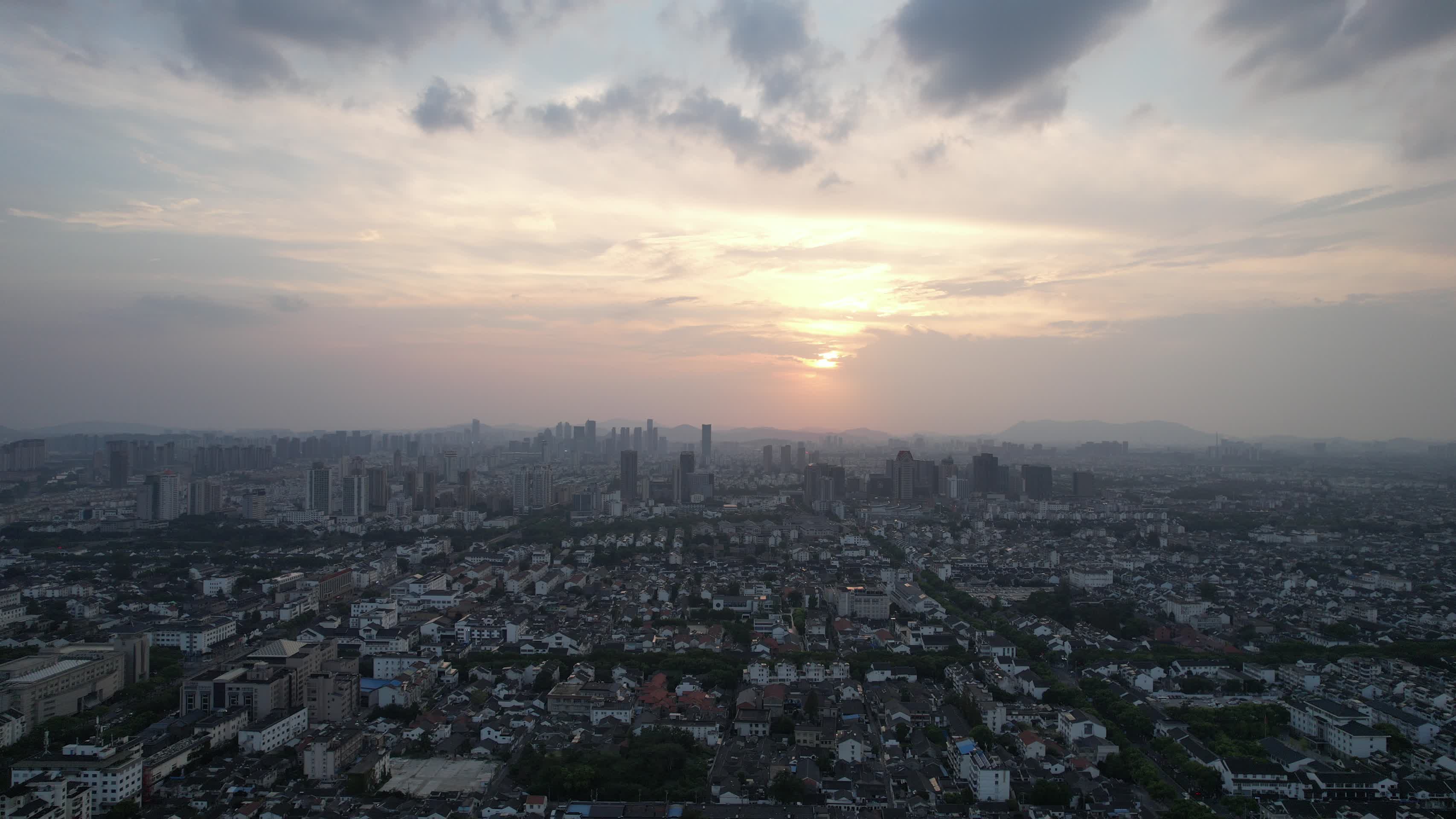 江苏苏州城市日落晚霞夕阳航拍视频的预览图