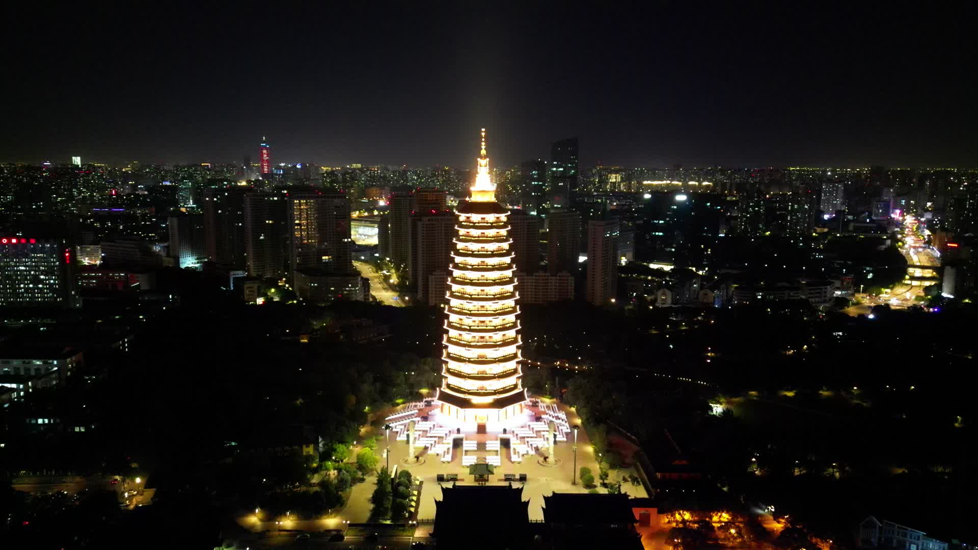 江苏常州天宁禅寺夜景航拍视频的预览图