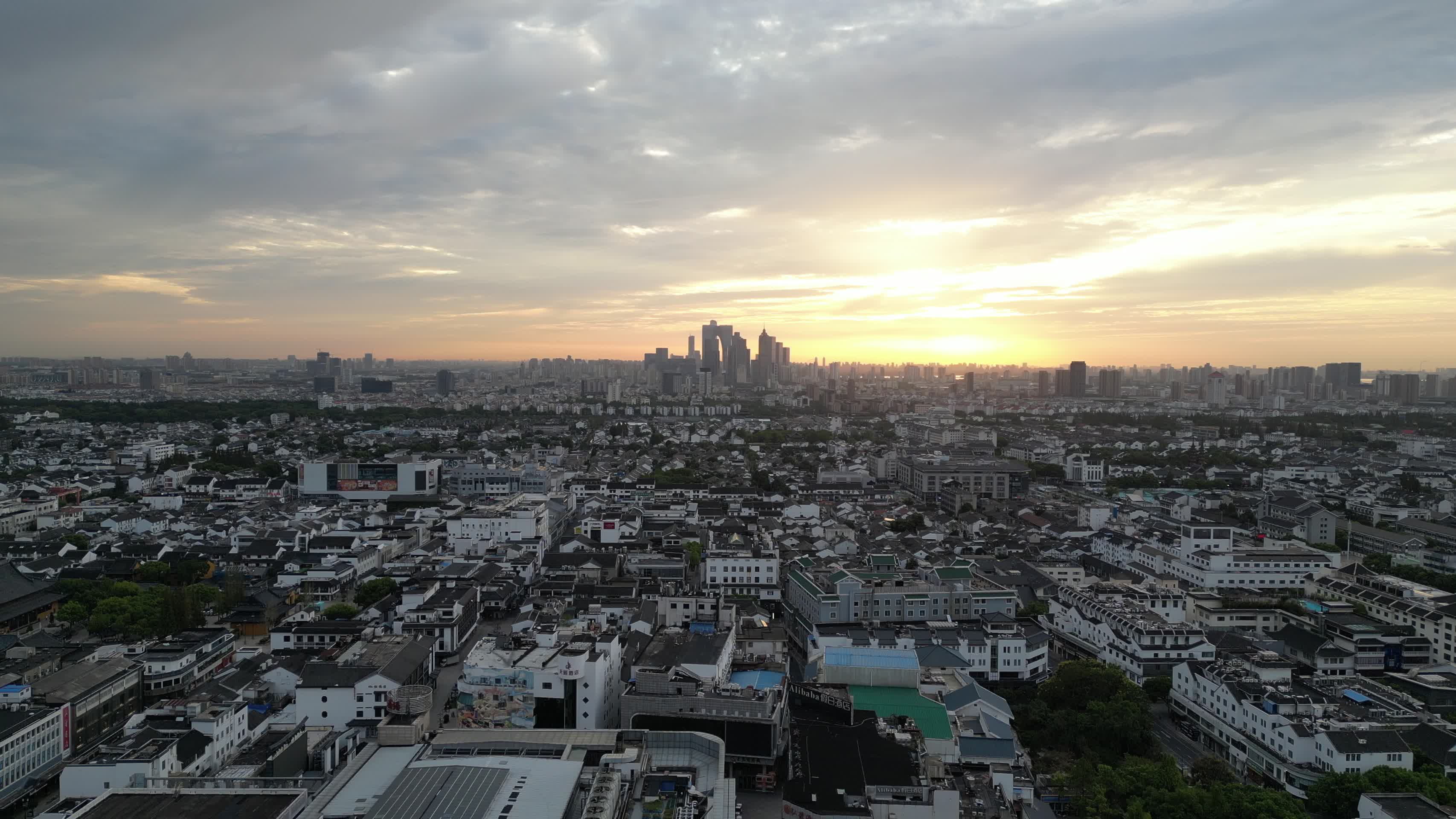 江苏苏州城市清晨日出彩霞航拍视频的预览图