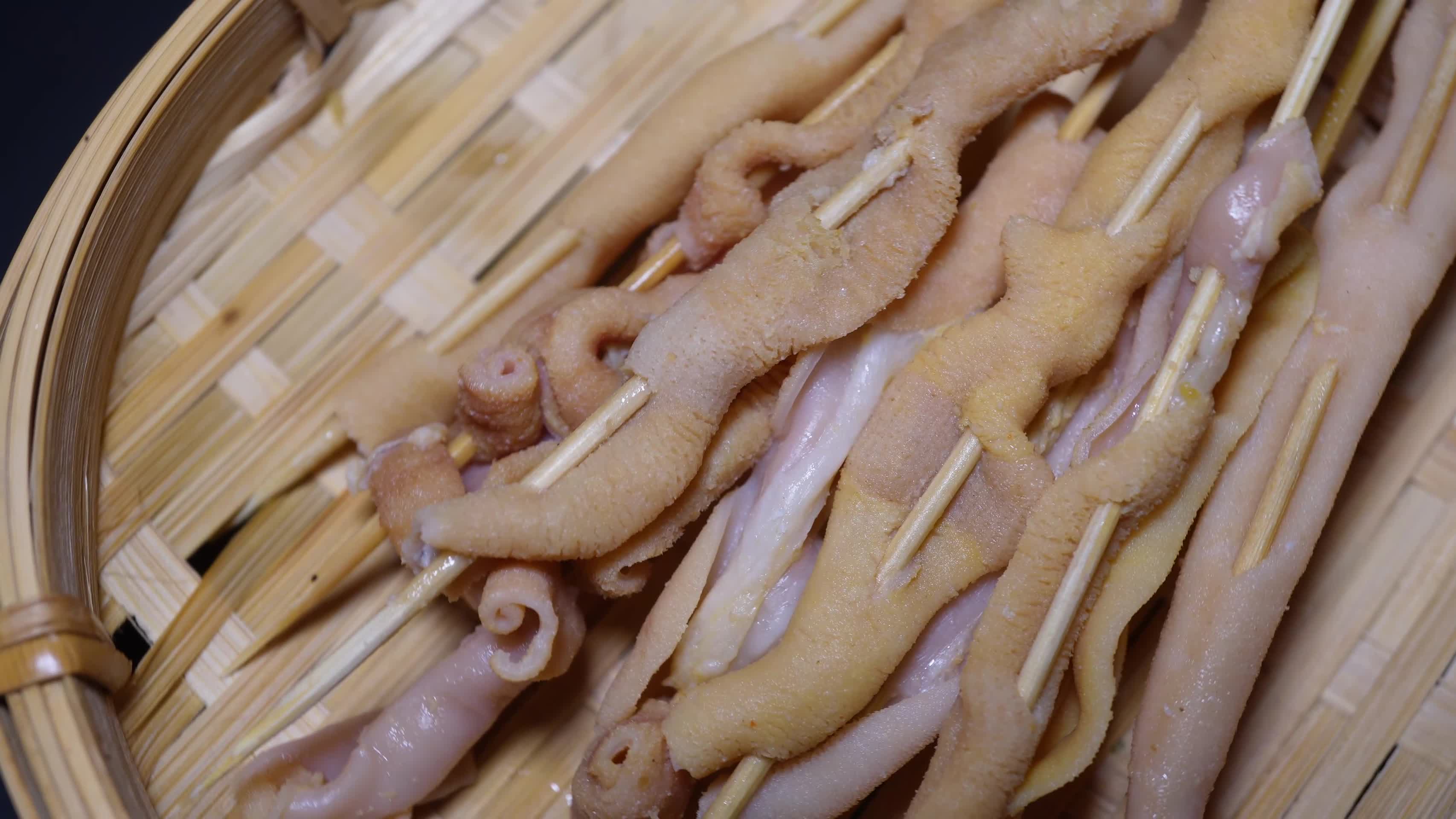 鸭肠串小串肉串钵钵鸡炸串烤串美食视频的预览图