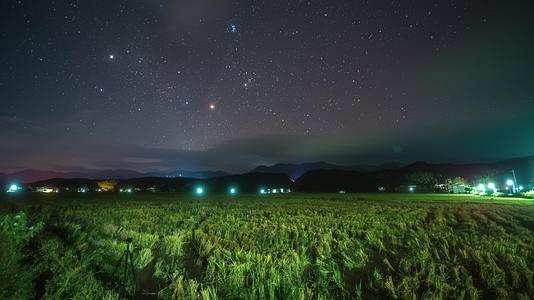 8K桂林丹霞地貌星空星轨延时视频的预览图