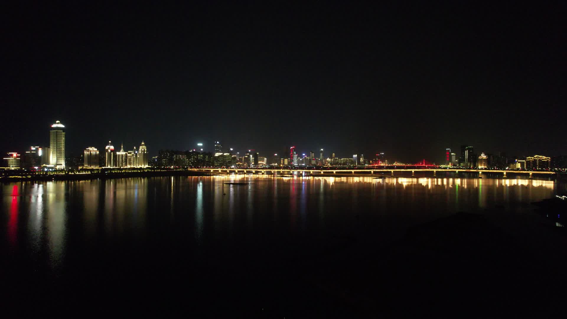 江西南昌大桥夜景灯光航拍视频的预览图