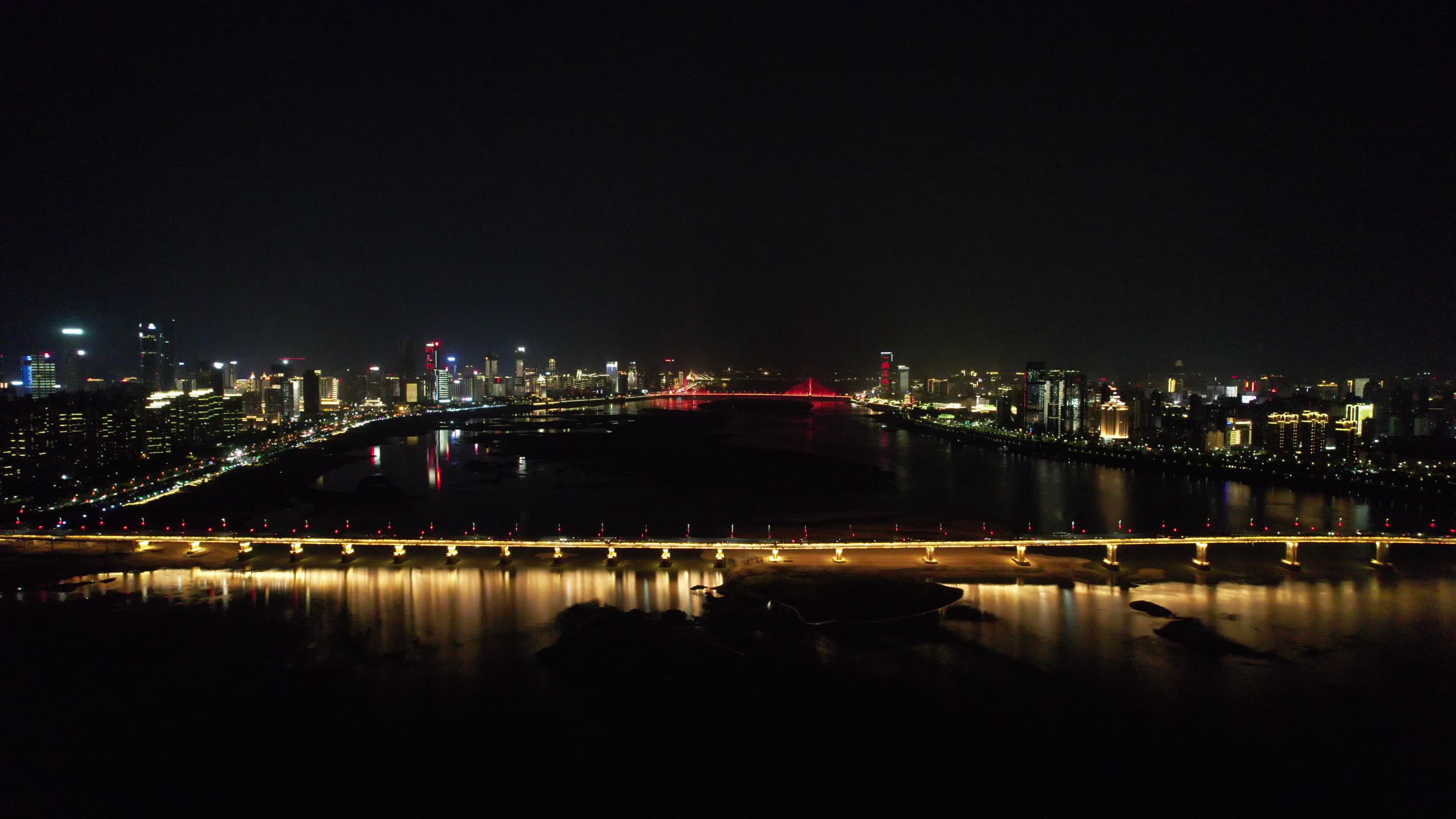 江西南昌大桥夜景灯光航拍视频的预览图