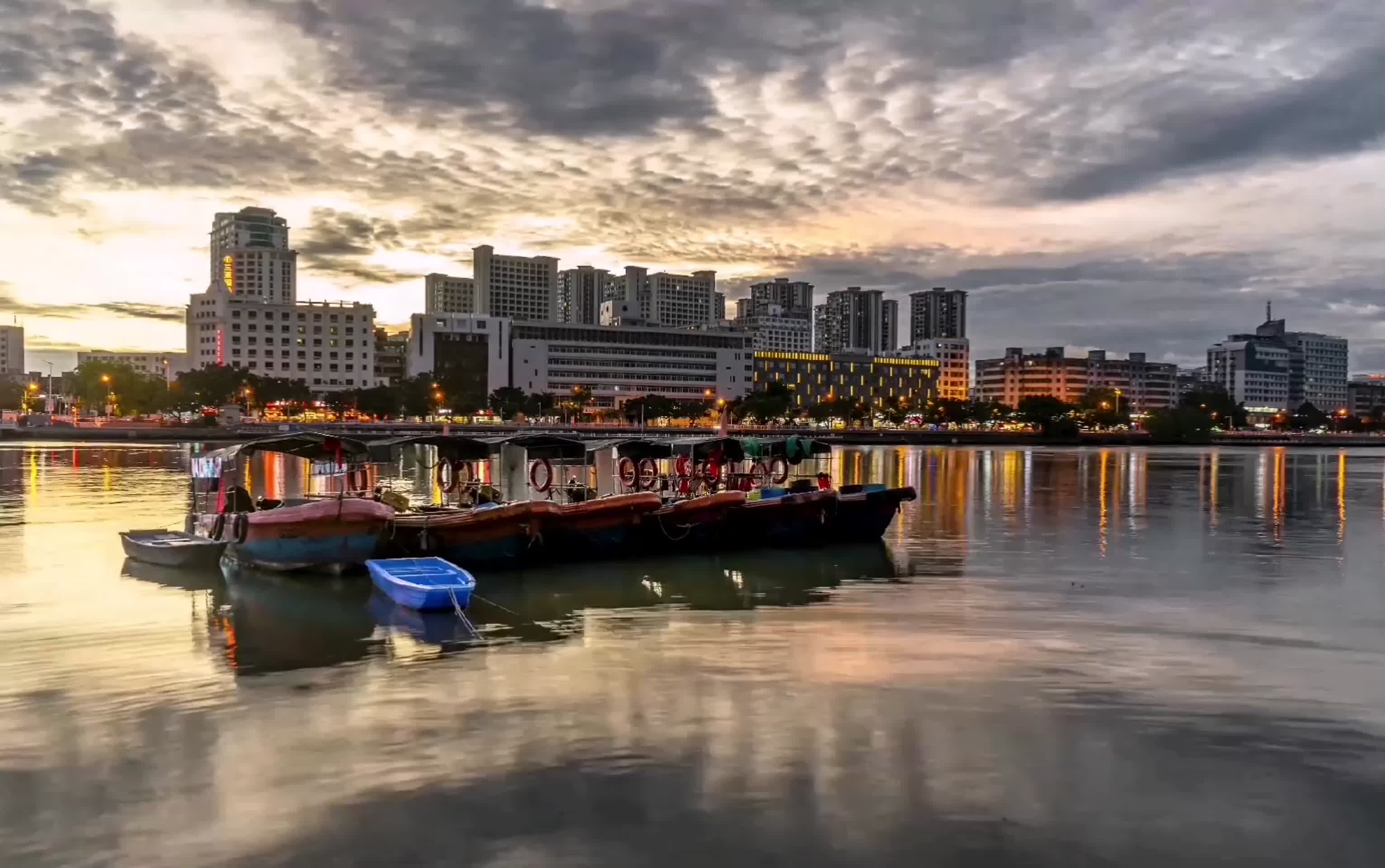 三亚河城市夜景日转夜延时视频的预览图