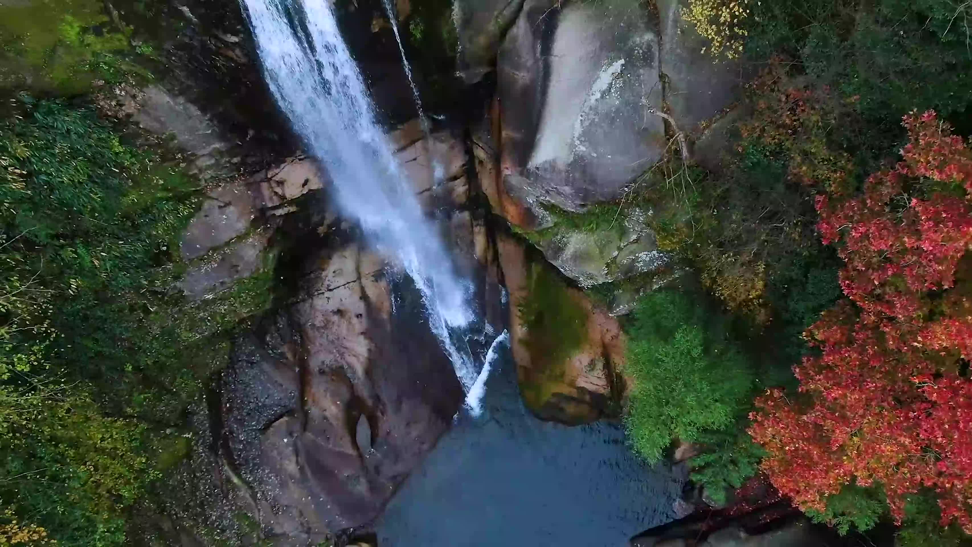 天台山石梁飞瀑瀑布4K航拍视频视频的预览图