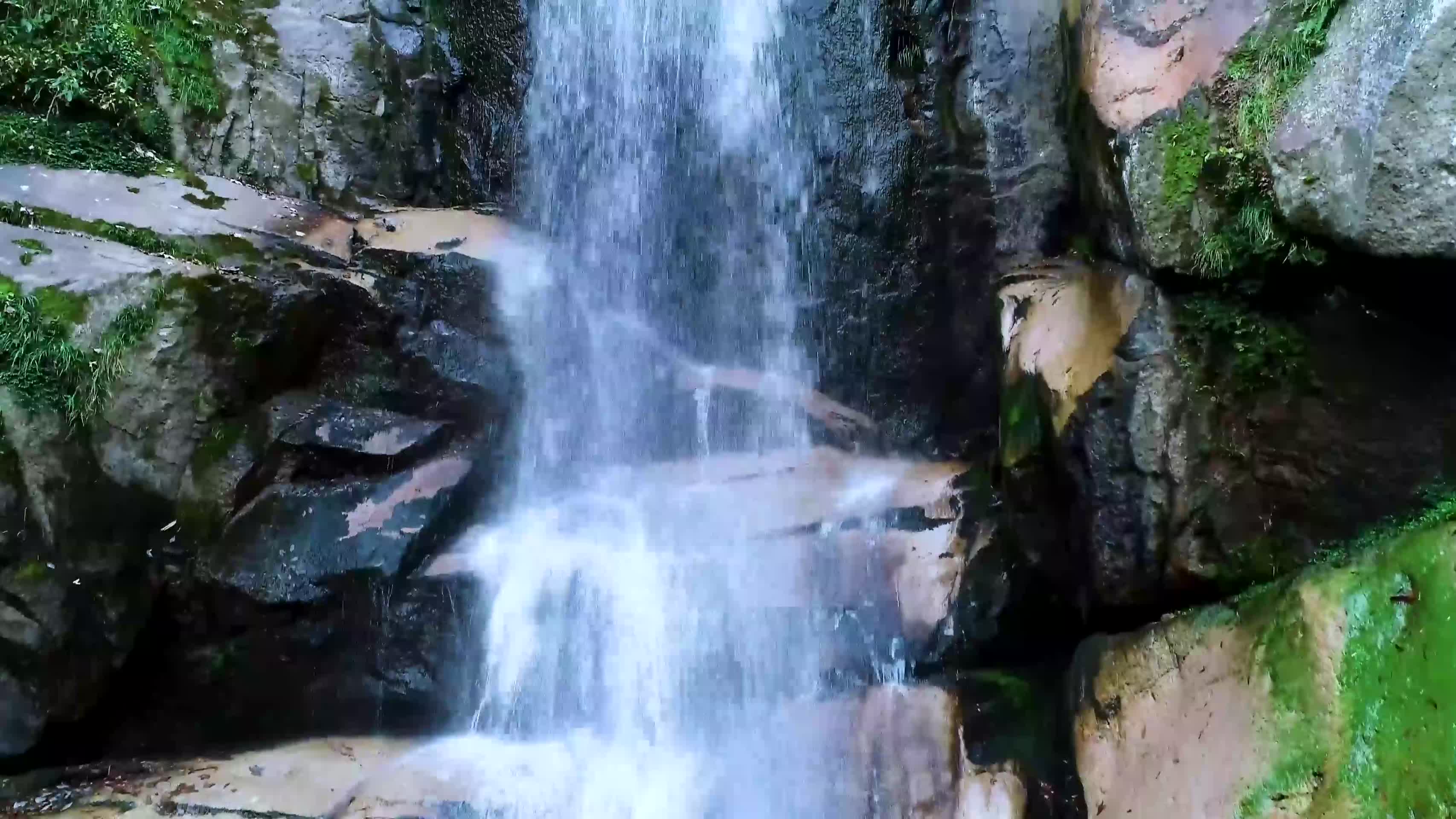 天台山石梁飞瀑瀑布4K航拍视频视频的预览图