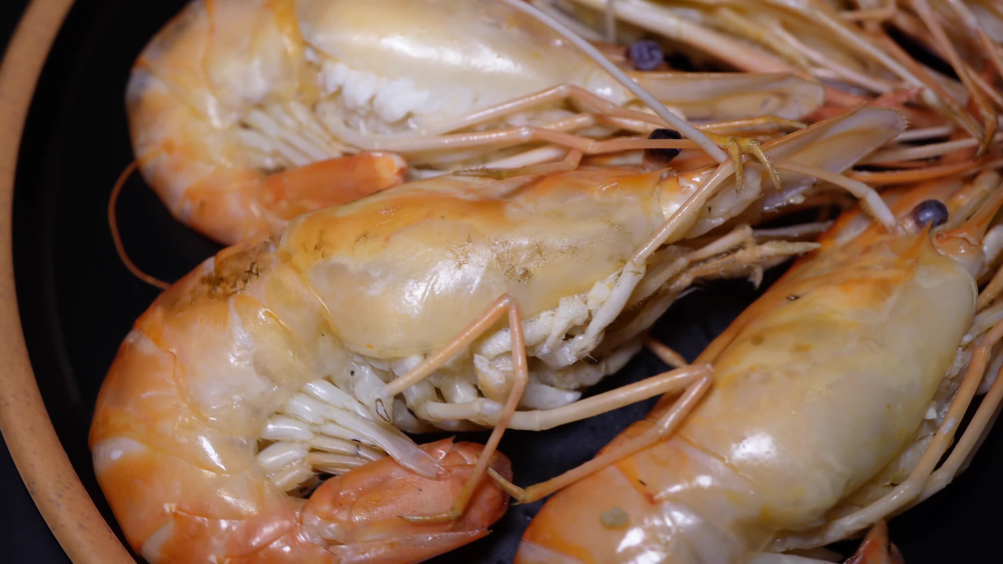 剥虾吃罗氏虾大头虾视频的预览图