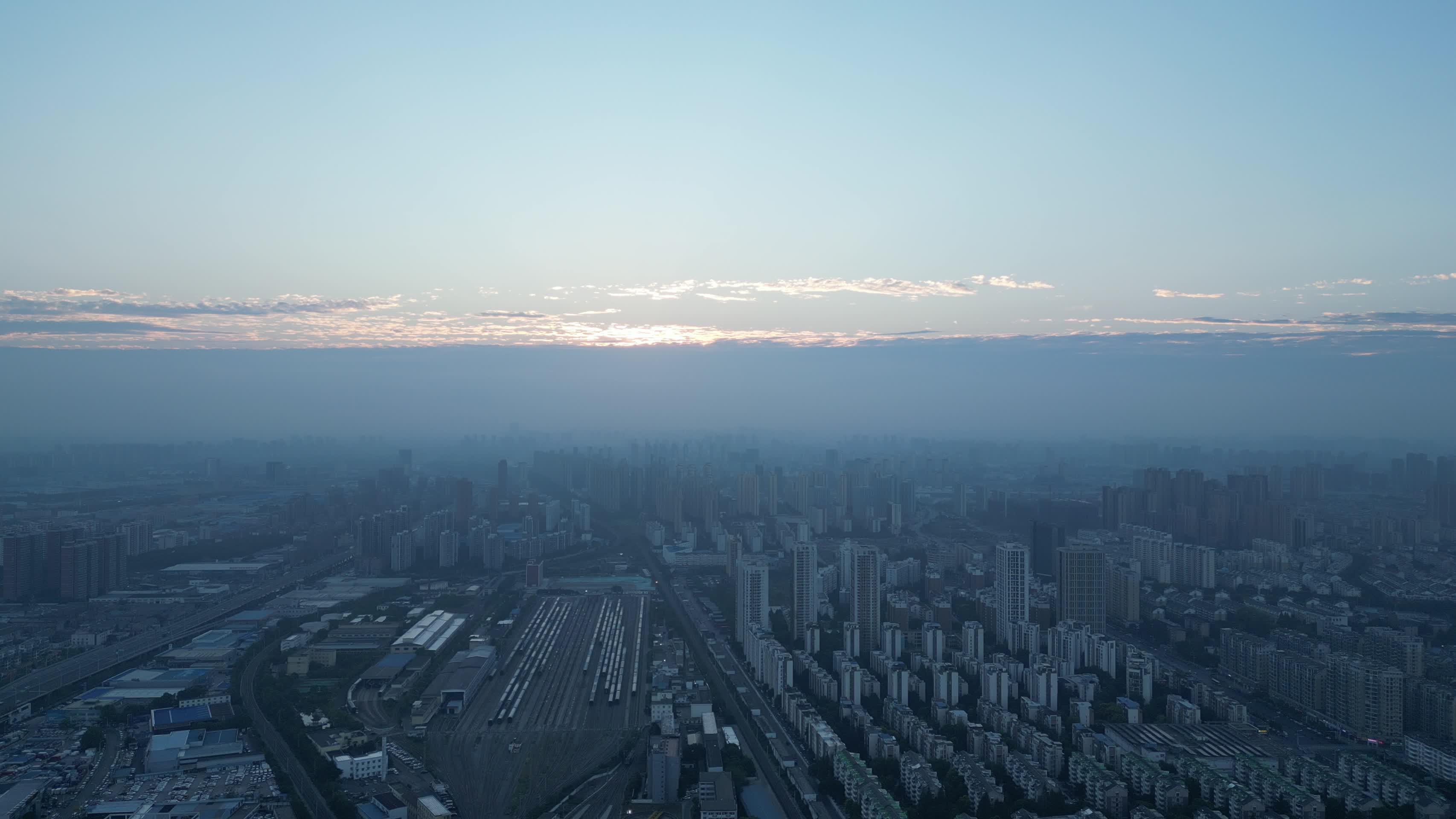 安徽合肥城市清晨迷雾日出彩霞航拍视频的预览图