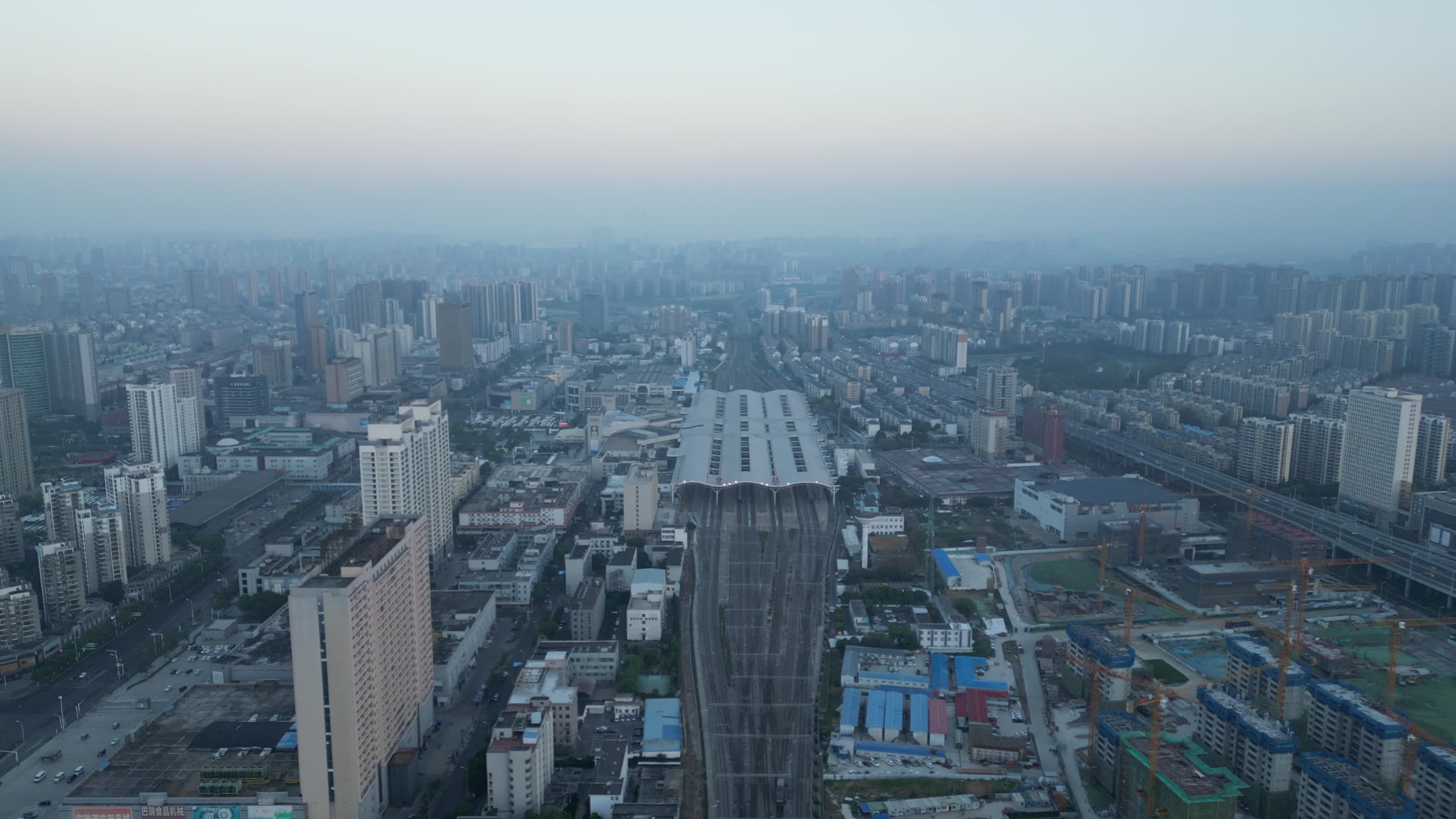 安徽合肥城市清晨迷雾日出彩霞航拍视频的预览图