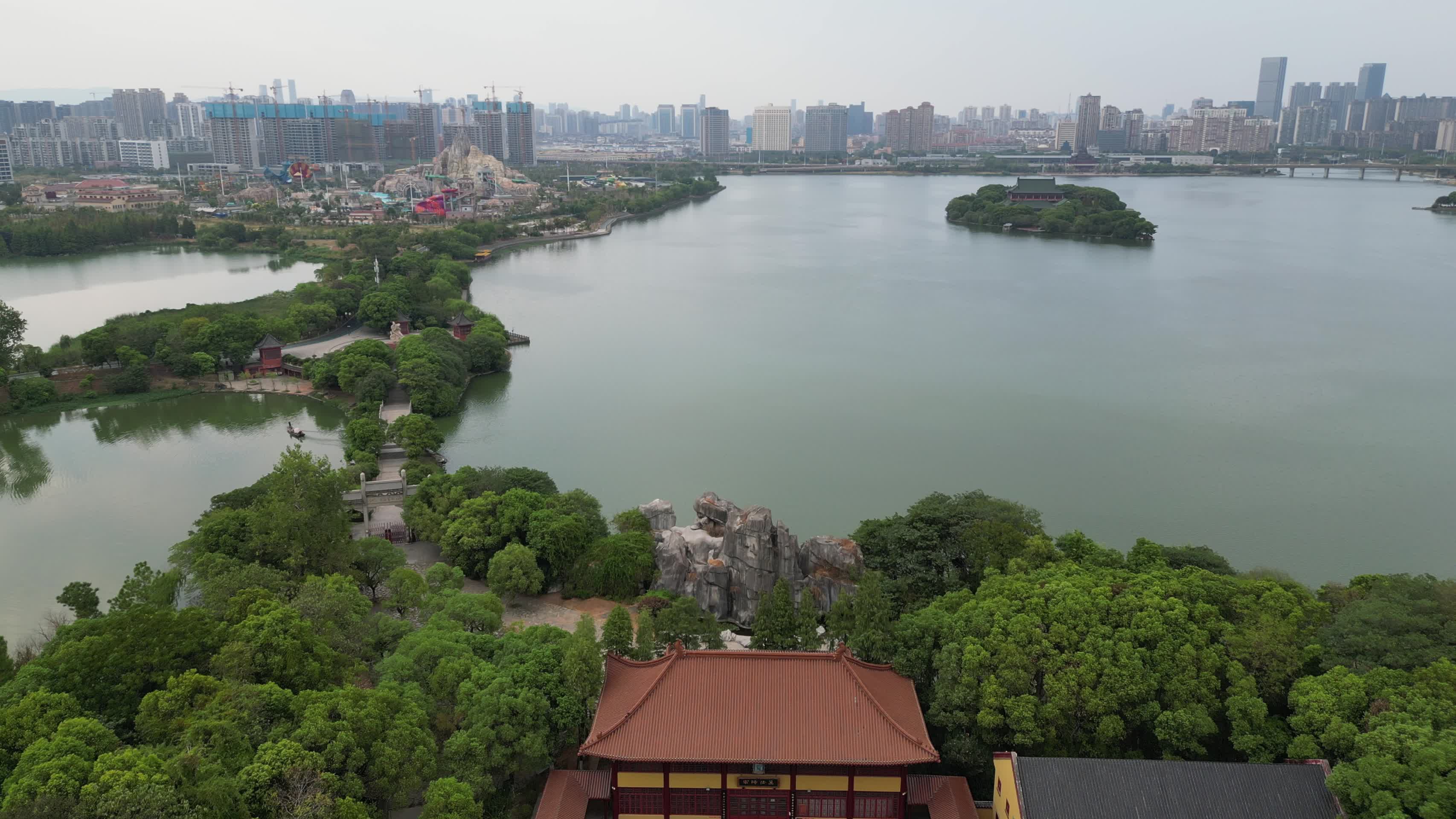 江西南昌象湖万寿宫航拍视频的预览图