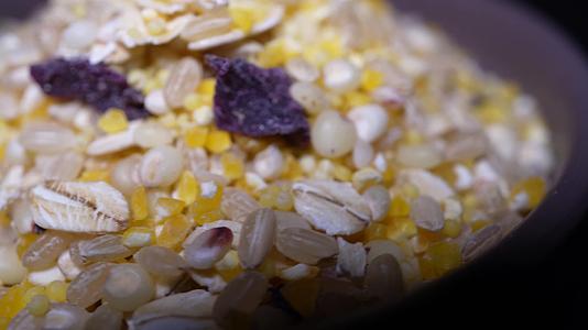玉米紫薯花生棒碴粥粗粮粥杂粮粥食材材料视频的预览图