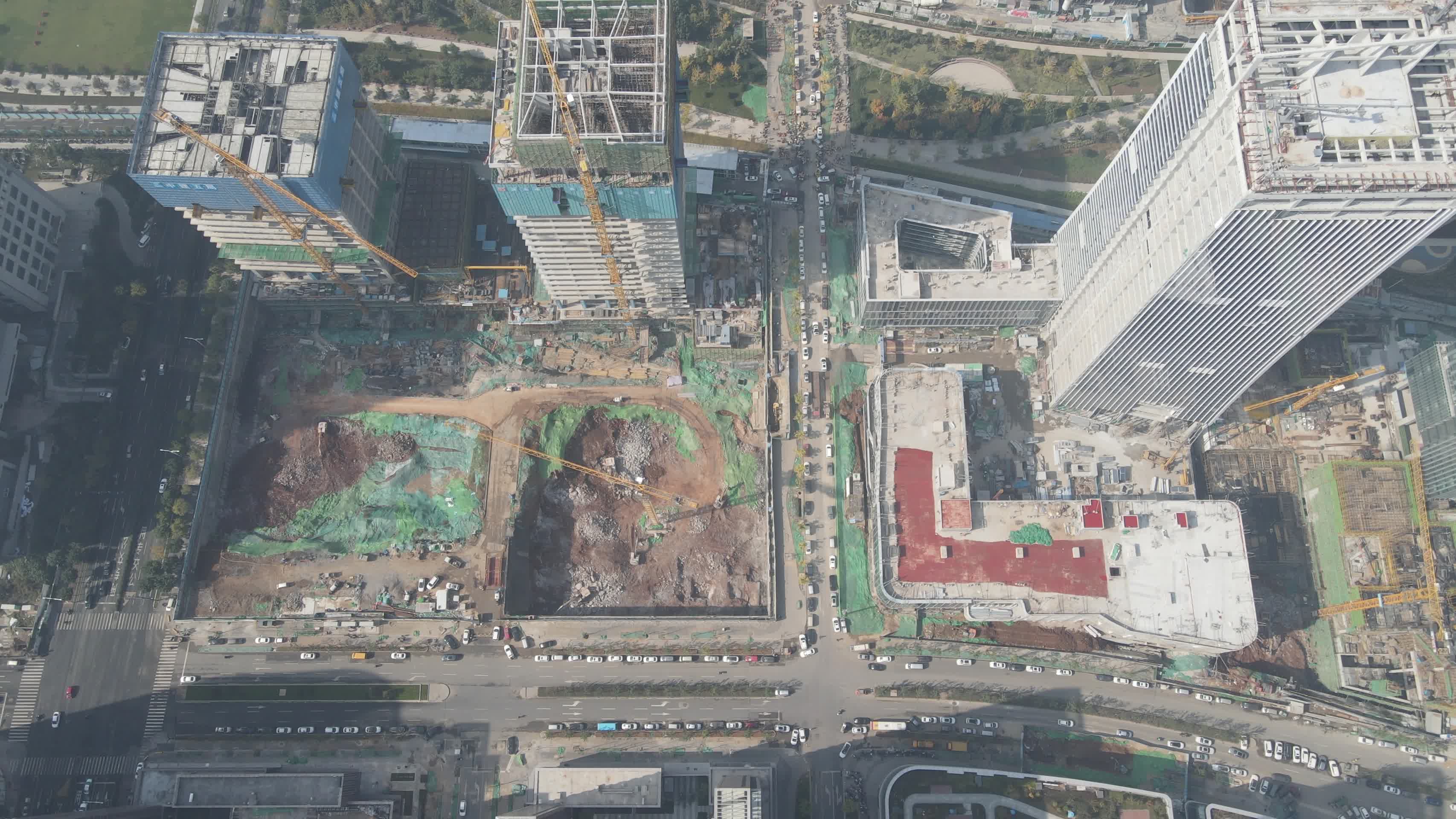 俯拍城市化高楼施工工地视频的预览图