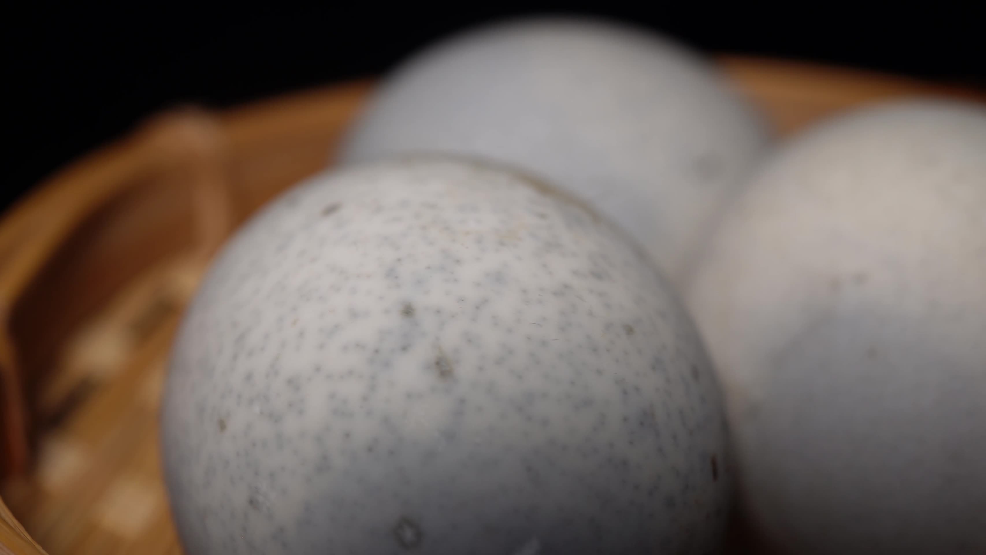 松花蛋盐鸭蛋小吃美食视频的预览图