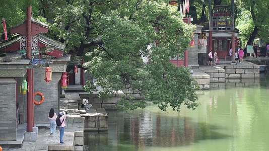 苏州街江南水乡江浙河边景区游览旅客视频的预览图