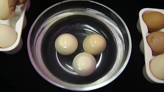 镜头合集清洁鸡蛋表面视频的预览图