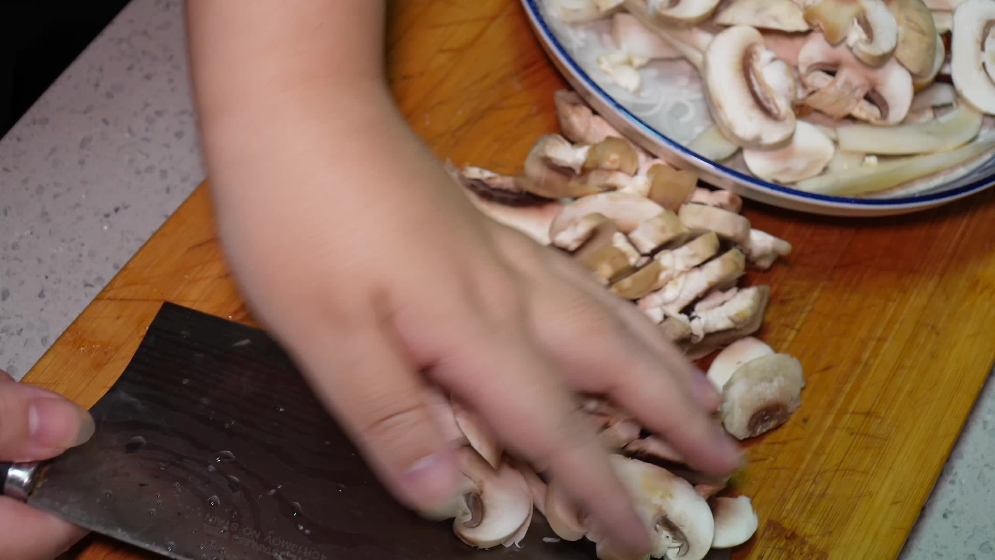 清洗口蘑切白蘑菇片处理食材做饭视频的预览图