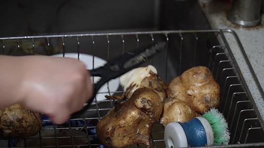 清洗凉薯剥皮切菜做饭视频的预览图