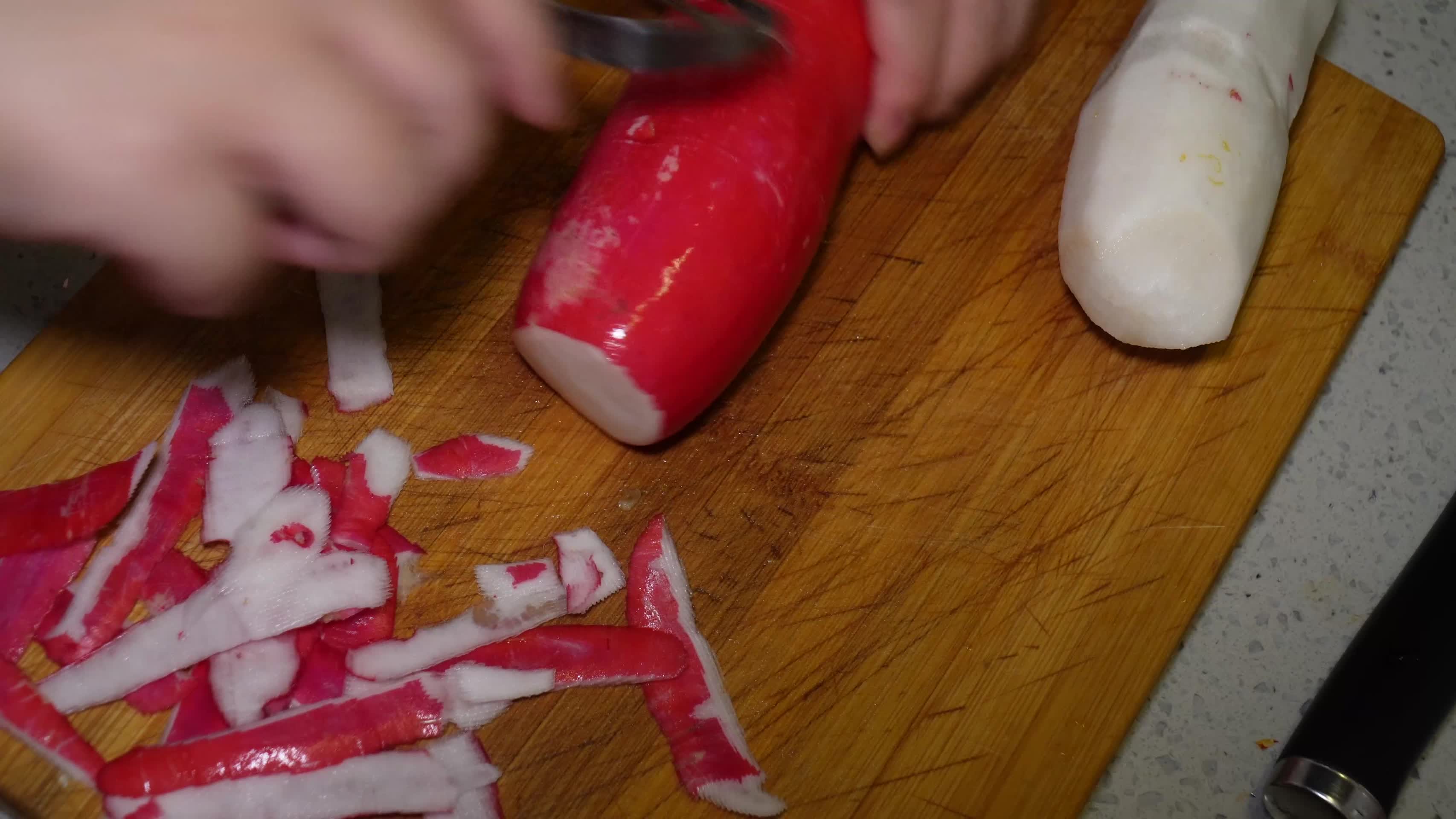 清洗卞萝卜红萝卜削皮切滚刀块视频的预览图