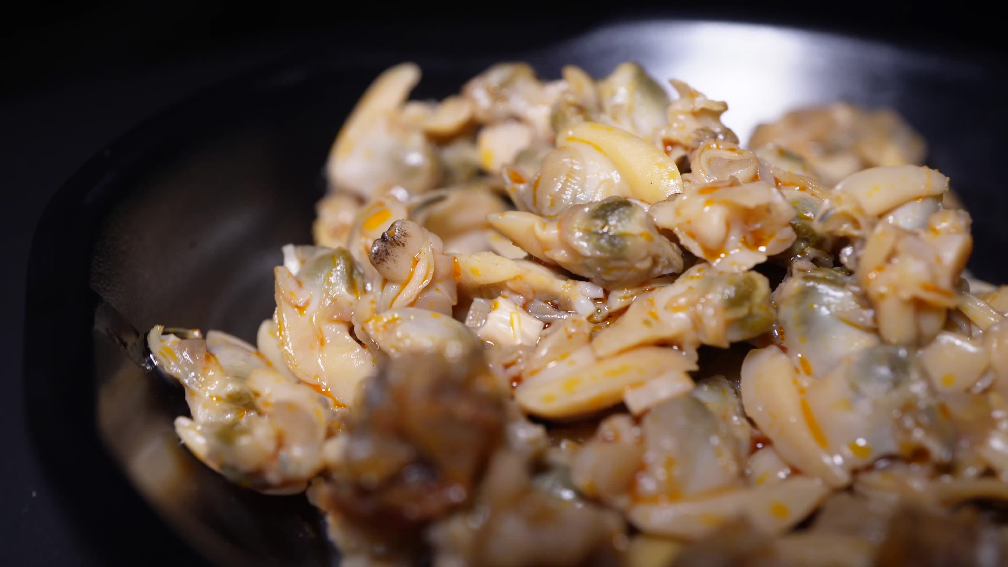 麻辣花蛤罐头海鲜零食蛤蜊肉海货视频的预览图