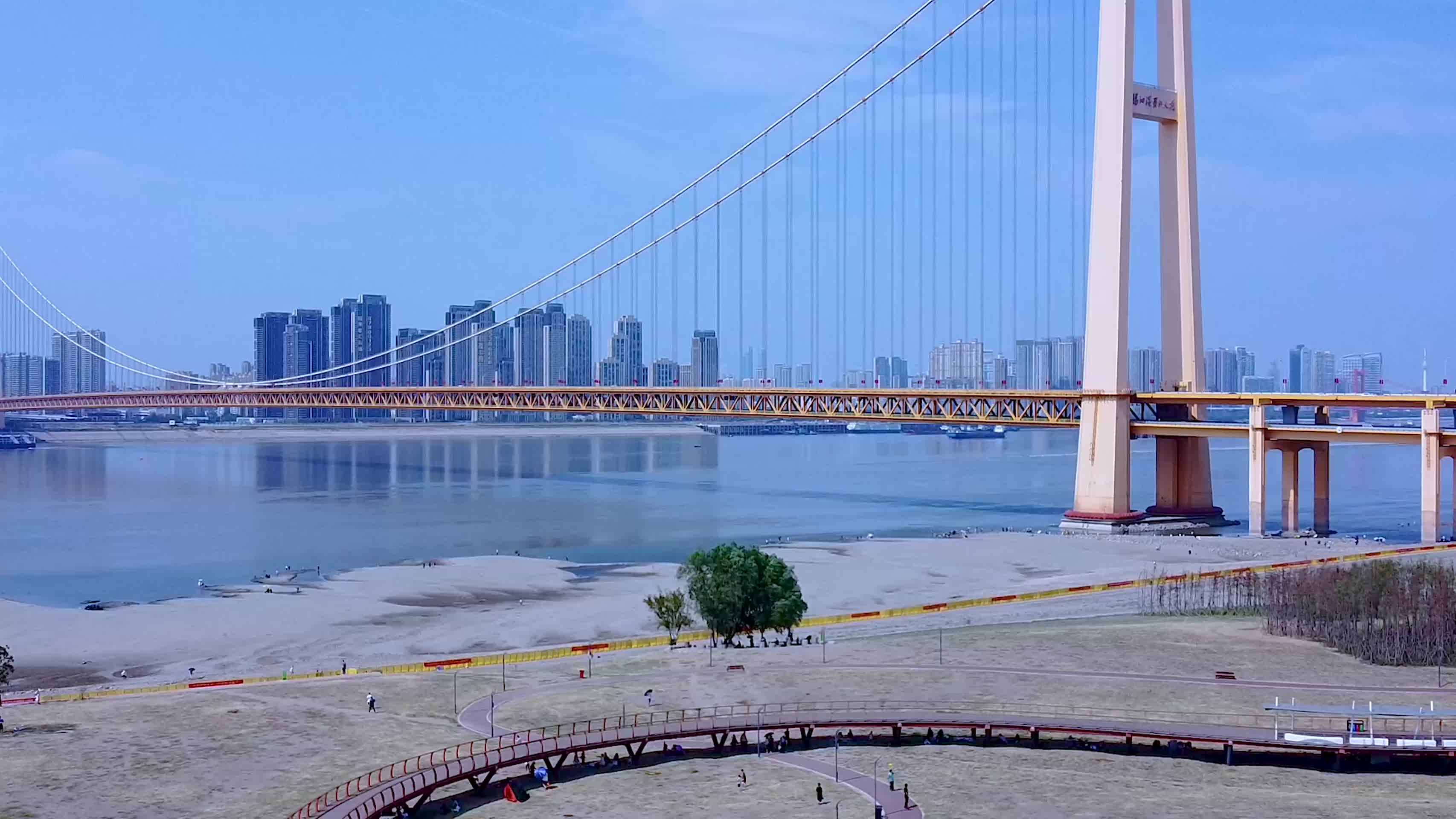武汉洪山江滩风景4K航拍视频的预览图