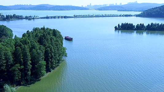 武汉东湖落雁景区4K航拍视频视频的预览图