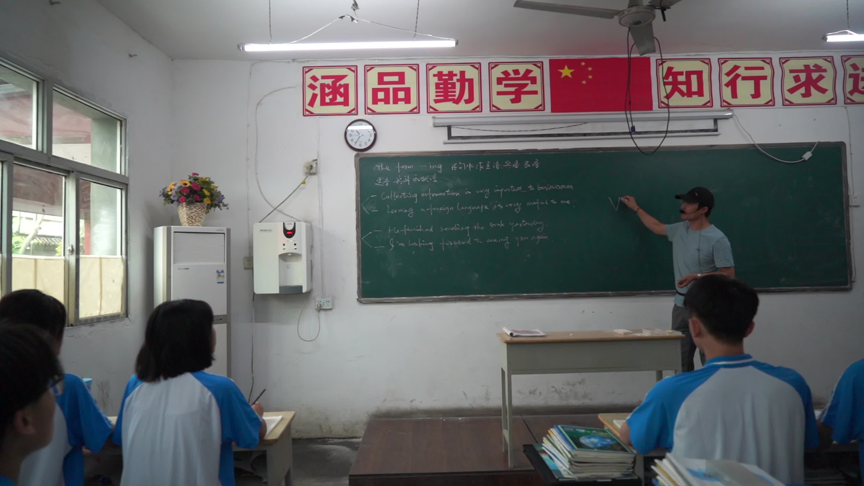 中学学生英语课堂老师讲学生学习视频的预览图