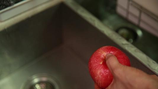 清洗苹果放在盘子里视频的预览图