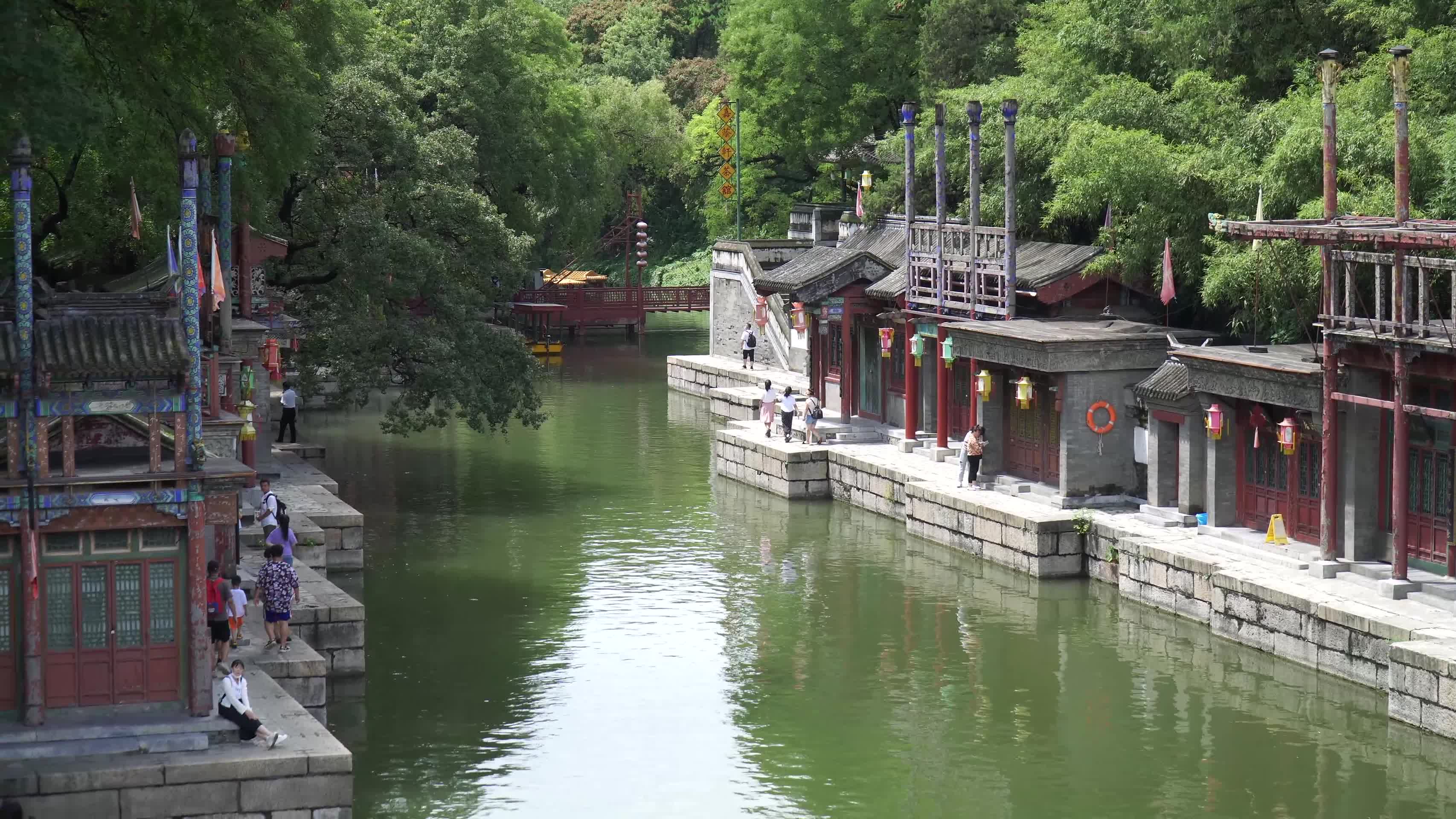 临江邻水河边水边河道沿岸的古建筑景点视频的预览图