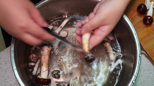 清洗松茸切松茸片洗蘑菇切蘑菇视频的预览图