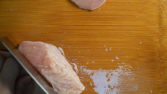 清洗鸡胸肉切鸡胸肉加入调料腌制视频的预览图