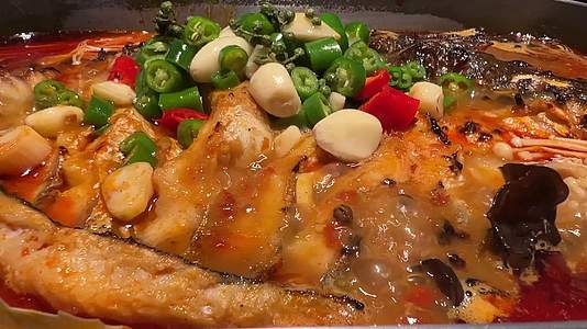 铁板烤鱼炖鱼美食视频的预览图
